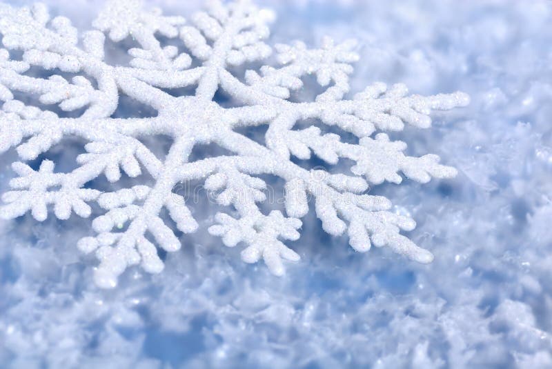 Blaue eisige hintergrund mit Schneeflocken, ideal für Weihnachten und winter.