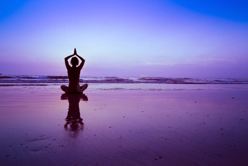 Yoga sulla spiaggia, meditazione.