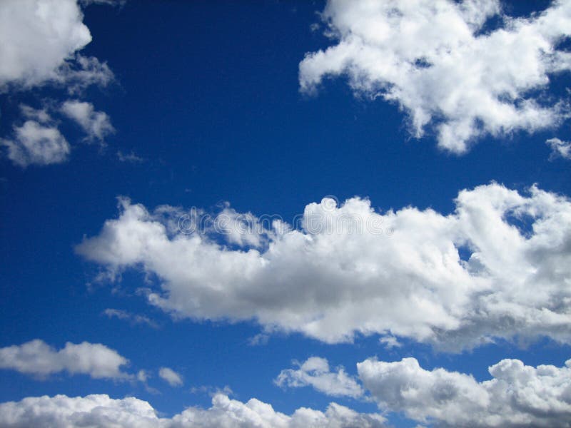 bluen clouds pösiga skies royaltyfri bild bluen clouds pösiga skies royaltyfri bild