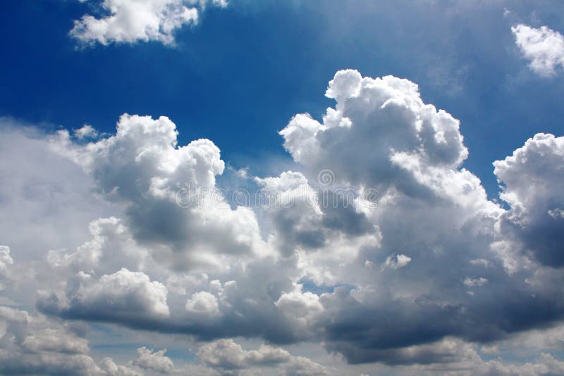 bluen clouds skyen fotografering för bildbyråer bluen clouds skyen fotografering för bildbyråer