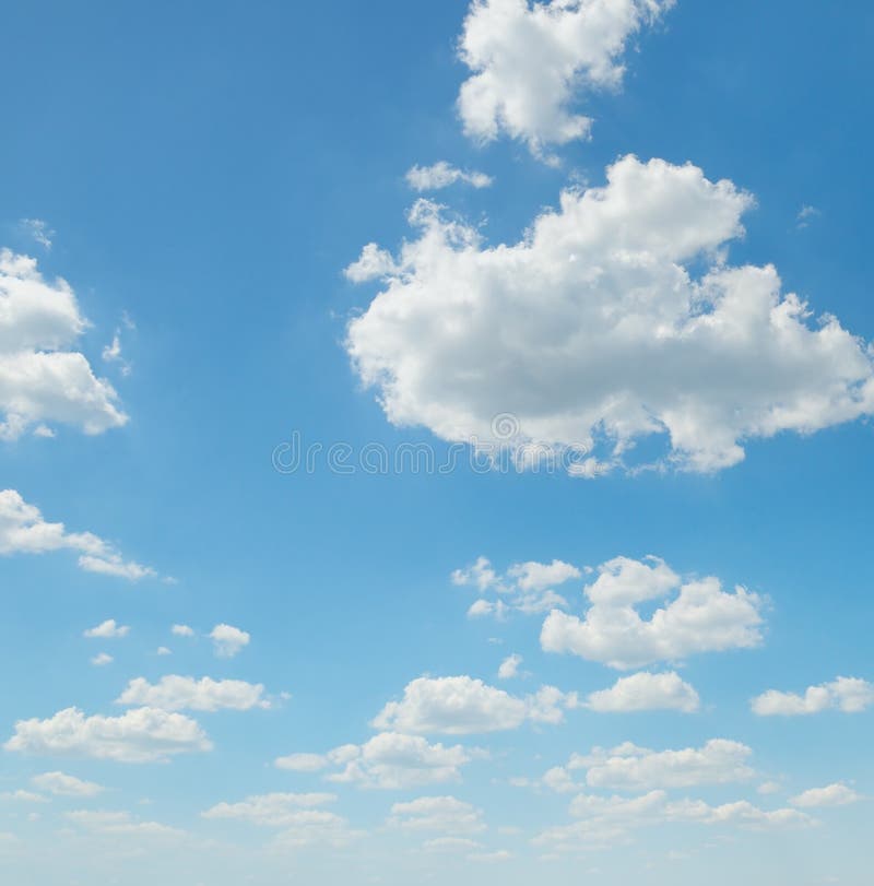 bluen clouds skyen fotografering för bildbyråer bluen clouds skyen fotografering för bildbyråer