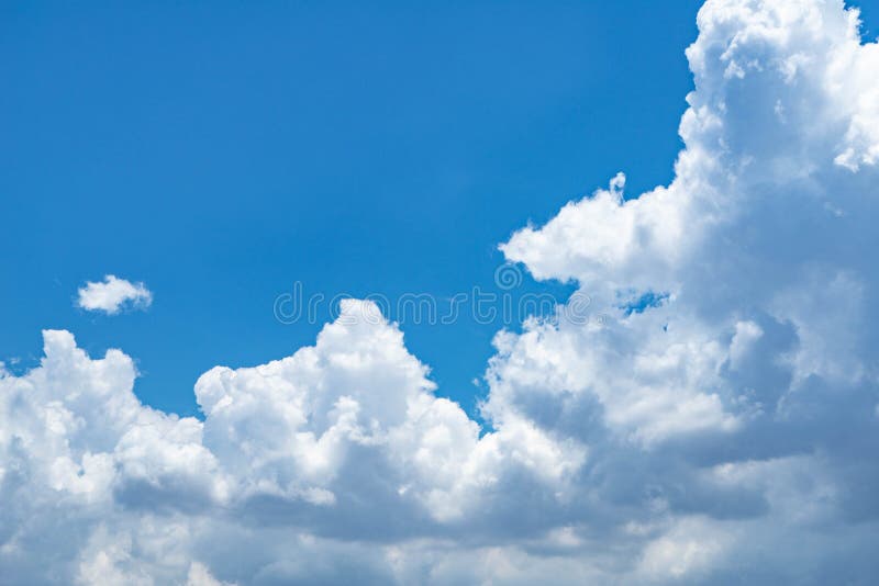 Bluen clouds skyen. Bakgrund f? r bl? himmel med moln