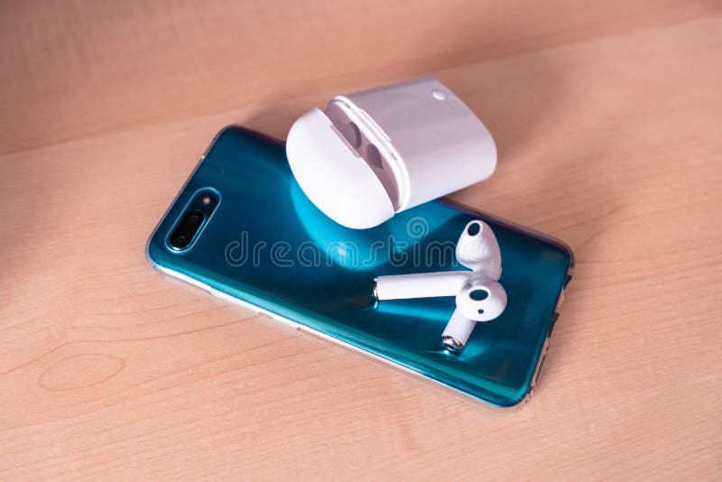 bluetooth Hülsen sind bereit, Fang mit dem grünen Smartphone zu sein stockfotos bluetooth Hülsen sind bereit, Fang mit dem grünen Smartphone zu sein stockfotos
