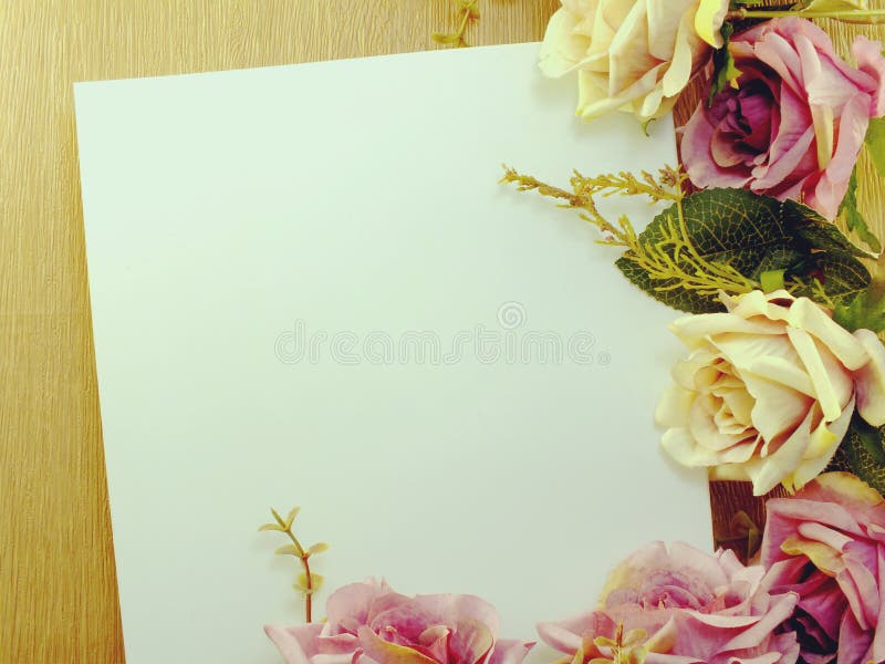 Blumen auf dekorativem Hintergrundraum und -zusammensetzung gemacht mit Weinlesefilterfarbe stockfotos Blumen auf dekorativem Hintergrundraum und -zusammensetzung gemacht mit Weinlesefilterfarbe stockfotos