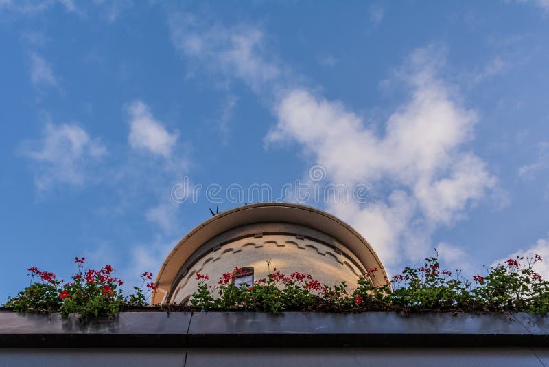 Blumen auf dem Balkon und dem Himmel, Turm, Wolken, oben stockfotos Blumen auf dem Balkon und dem Himmel, Turm, Wolken, oben stockfotos