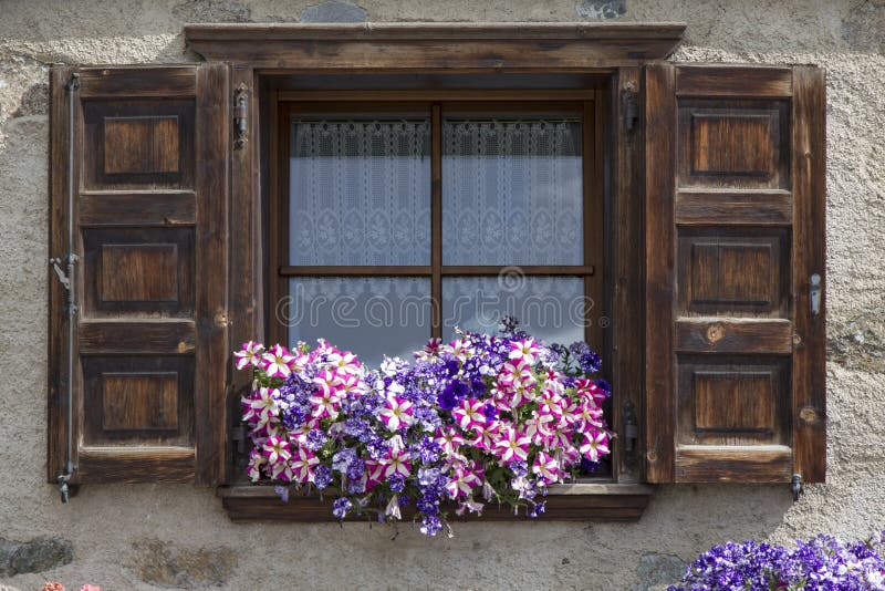 Blumen auf Fensterbrett des Fensters mit offenen Fensterläden stockfoto Blumen auf Fensterbrett des Fensters mit offenen Fensterläden stockfoto