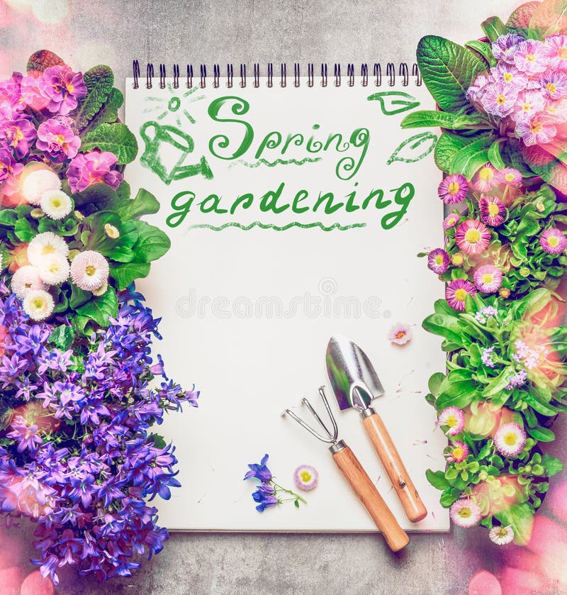 Blumengartenarbeithintergrund mit Zusammenstellung von bunten Gartenblumen, von Papiernotizbuch, Gartenarbeitwerkzeuge und Text F