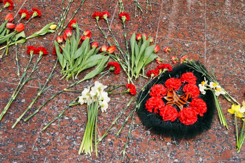 Blumengedächtnis auf Steinplatten stockbild Blumengedächtnis auf Steinplatten stockbild