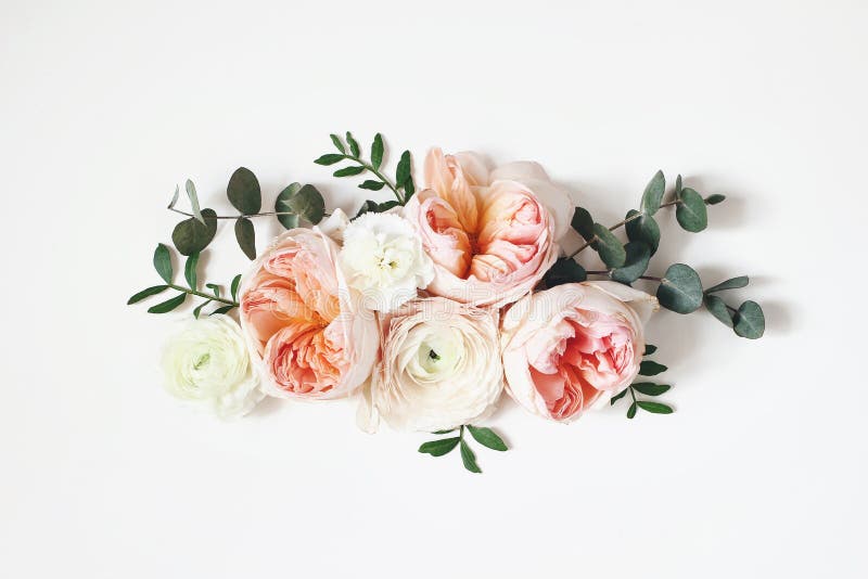Blumengesteck, Netzfahne mit rosa englischen Rosen, Ranunculus, Gartennelkenblumen und grüne Blätter auf weißer Tabelle