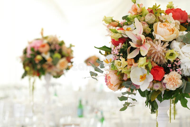 Blumengesteckhochzeitszelt Weißüberdachung lizenzfreie stockfotografie Blumengesteckhochzeitszelt Weißüberdachung lizenzfreie stockfotografie