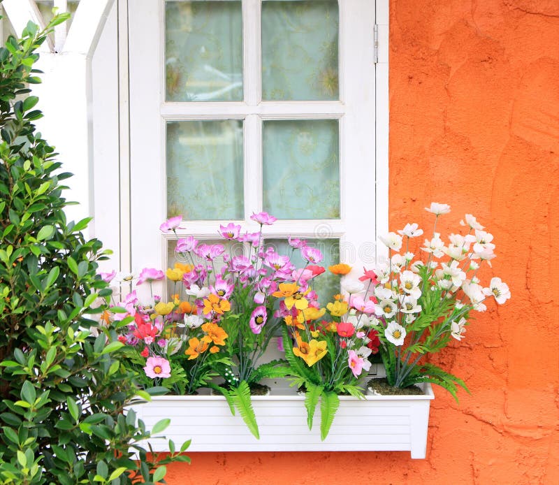 Blumenkasten im Fenster stockfoto. Bild von haus