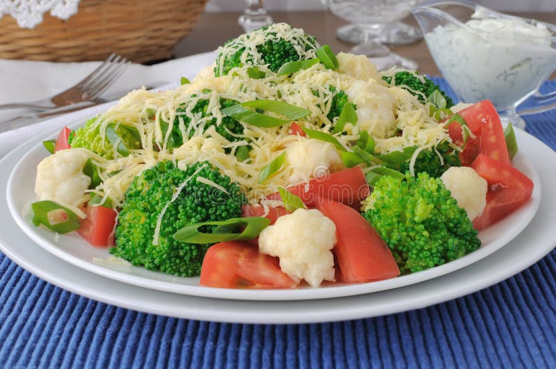 Blumenkohlsalat Mit Tomaten Und Brokkoli Stockfoto - Bild von gemüse ...