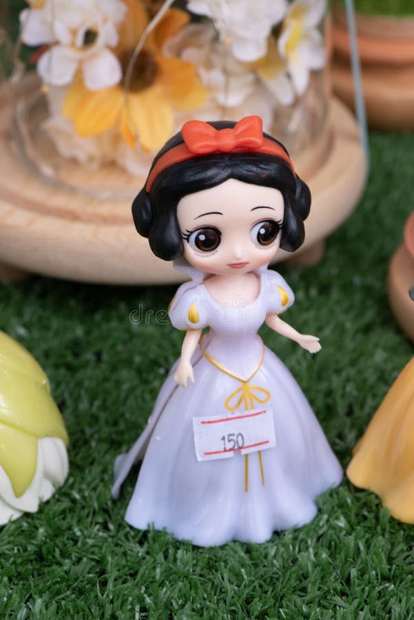 Blumenskulptur, Frauen, Vögel, Insekten stockfotos