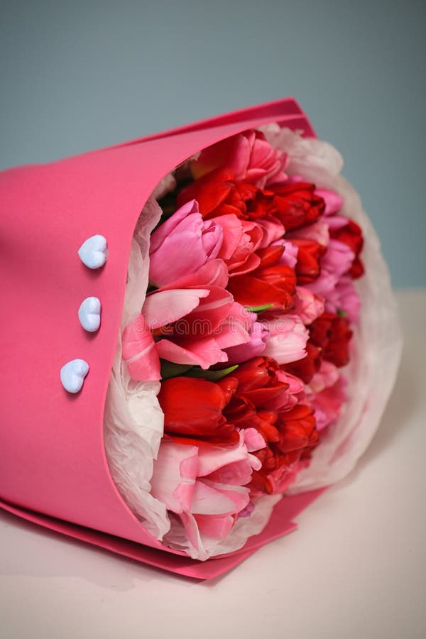 Blumenstrauß aus rosa Papier. Ein wunderschönes Blumenstrauß, perfekt in rosa Papier verpackt für besondere Anlässe oder Dekorationen.