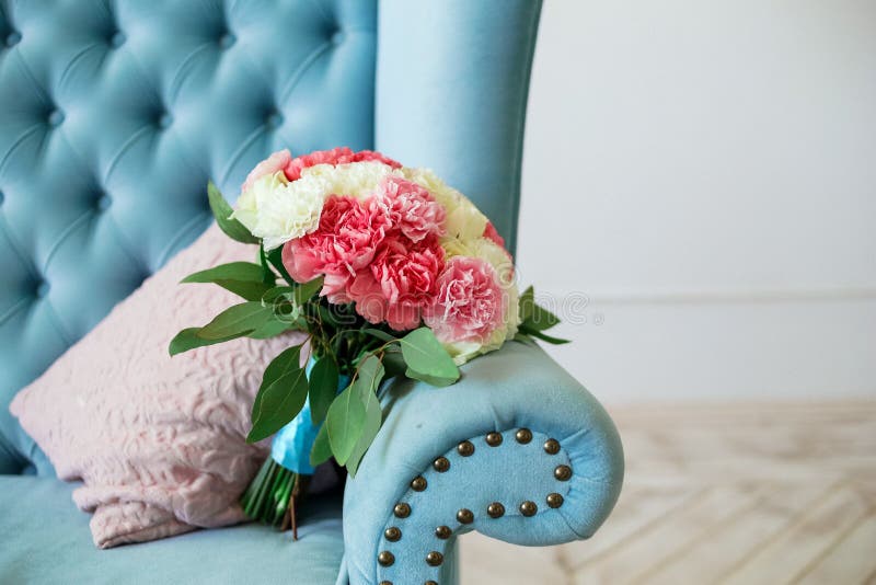 Blumenstrauß blüht weißes rosa stilvolles Lehnsesselblau lizenzfreies stockfoto Blumenstrauß blüht weißes rosa stilvolles Lehnsesselblau lizenzfreies stockfoto