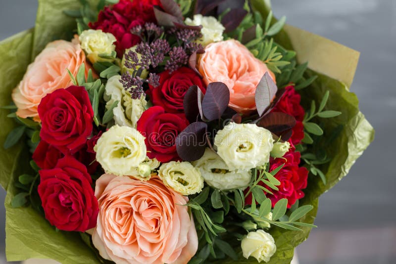Blumenstrauß im Kraftpapier Ein einfacher Blumenstrauß von Blumen und von Grüns lizenzfreie stockfotografie Blumenstrauß im Kraftpapier Ein einfacher Blumenstrauß von Blumen und von Grüns lizenzfreie stockfotografie