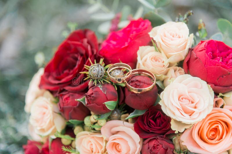 Blumenstrauß von Blumen Das bride' s-Blumenstrauß Hände der Braut und des Bräutigams Floristics Heller weißer Hintergrund lizenzfreie stockfotos Blumenstrauß von Blumen Das bride' s-Blumenstrauß Hände der Braut und des Bräutigams Floristics Heller weißer Hintergrund lizenzfreie stockfotos