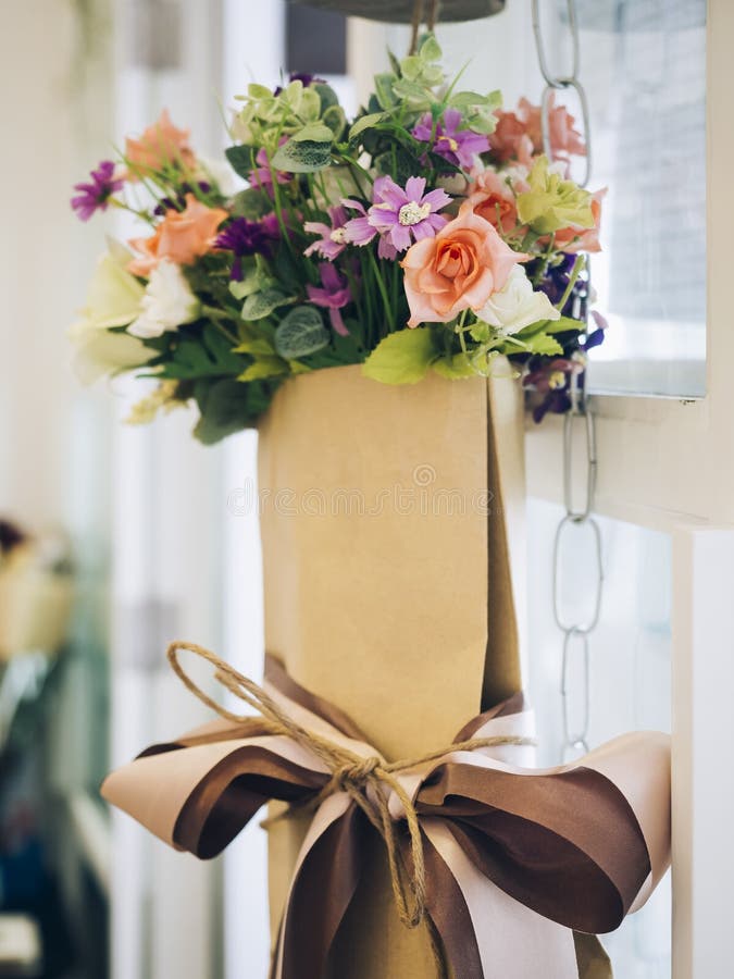 Blumenstrauß von bunten Blumen in der Verpackung des braunen Papiers stockfotografie Blumenstrauß von bunten Blumen in der Verpackung des braunen Papiers stockfotografie