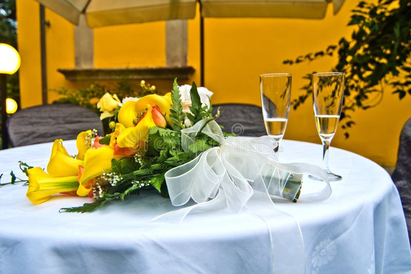 Blumenstrauß von Gelbem, von Rot und von orange und rosa Blumen mit zwei glas lizenzfreie stockfotografie Blumenstrauß von Gelbem, von Rot und von orange und rosa Blumen mit zwei glas lizenzfreie stockfotografie