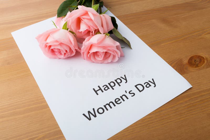 Blumenstrauß von rosa Rosen mit glücklicher Frauentagesmitteilung stockbild Blumenstrauß von rosa Rosen mit glücklicher Frauentagesmitteilung stockbild