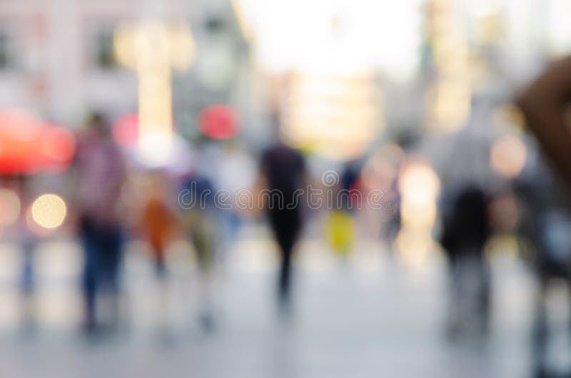 Irriconoscibile Pedoni in città moderna strada, sfocatura astratto persone sfondo.