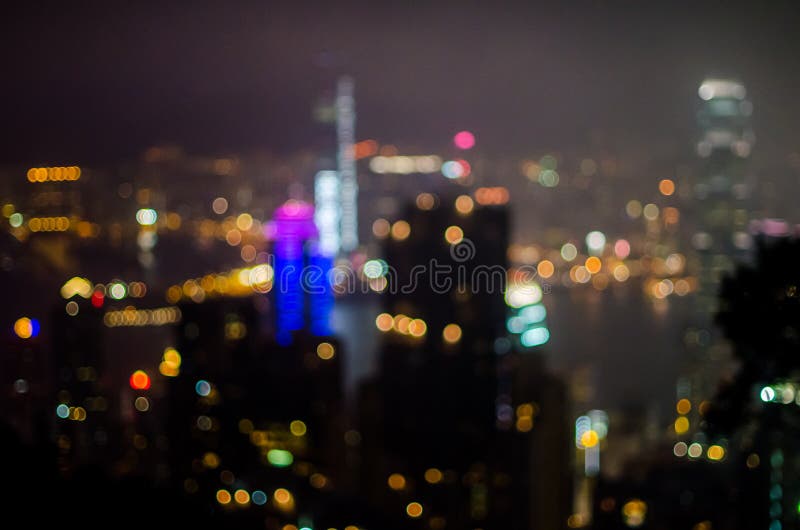 Khung cảnh trừu tượng cùng ấn tượng ánh sáng mờ và view đêm của tòa nhà văn phòng thành phố Hồng Kông sẽ là bức ảnh không thể bỏ qua cho những ai yêu thích nghệ thuật và độc đáo. 