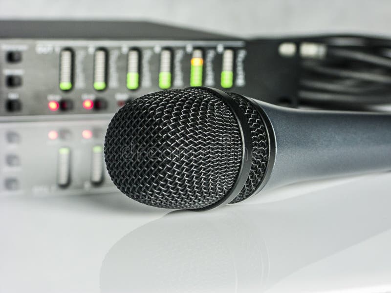 Microphone Devant Un Drapeau Anglais Photo stock Image du support
