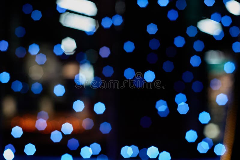 Blured-Scheinhintergrund. Nahaufnahme des unscharfen dunklen Weihnachtshintergrundes mit Schein beleuchtet