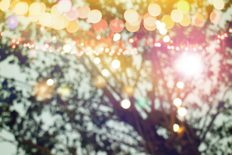 Blurred bokeh light op sunset met string light decor in de achtertuin royalty-vrije stock afbeeldingen
