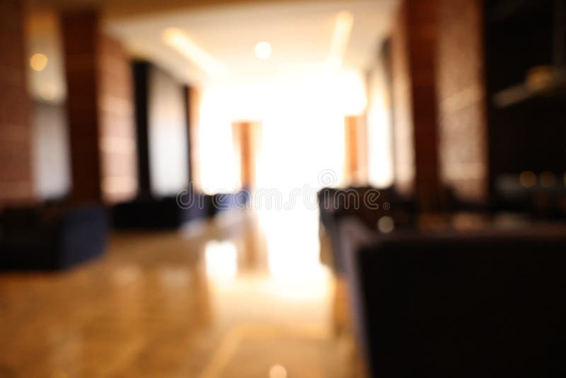 Blurte Aussicht auf moderne Hotellobby mit komfortablen Möbeln lizenzfreies stockfoto