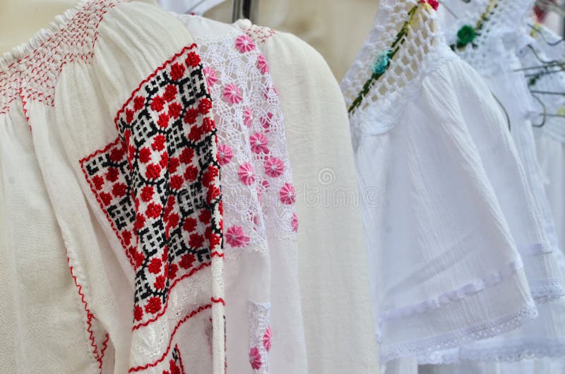 Camisas Tradicionales Rumanas Fotos stock - libres de de Dreamstime