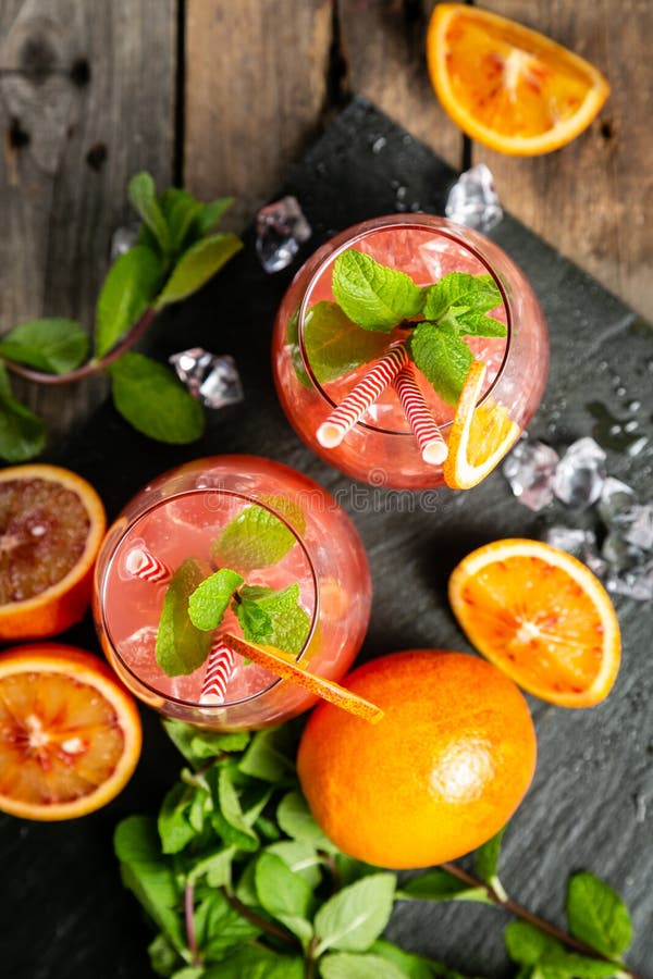 Blutiges Orangensaftgetränk und Bestandteile lizenzfreies stockfoto Blutiges Orangensaftgetränk und Bestandteile lizenzfreies stockfoto