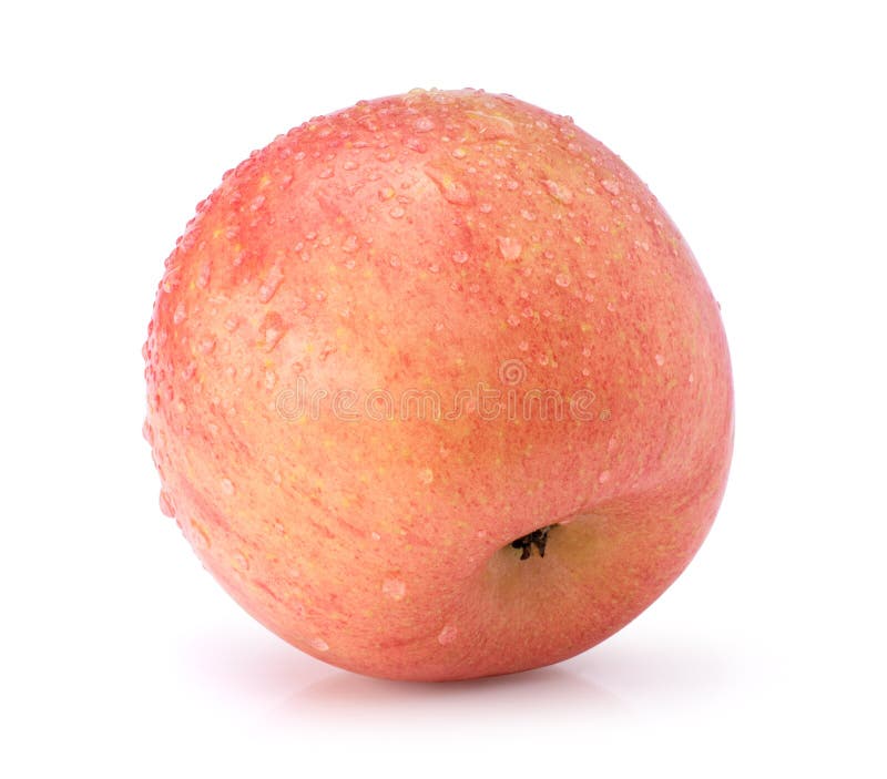 Bläckrosa fuji-äpple med vattendroppar isolerade på vit bakgrund. arkivbilder