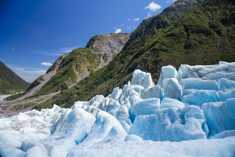 Blå is av rävglaciären i den södra ön av Nya Zeeland royaltyfria foton Blå is av rävglaciären i den södra ön av Nya Zeeland royaltyfria foton