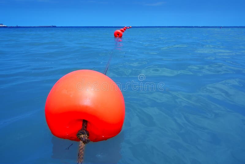 blå bojcloseup som flottörhus radhavet för rött rep royaltyfri bild blå bojcloseup som flottörhus radhavet för rött rep royaltyfri bild