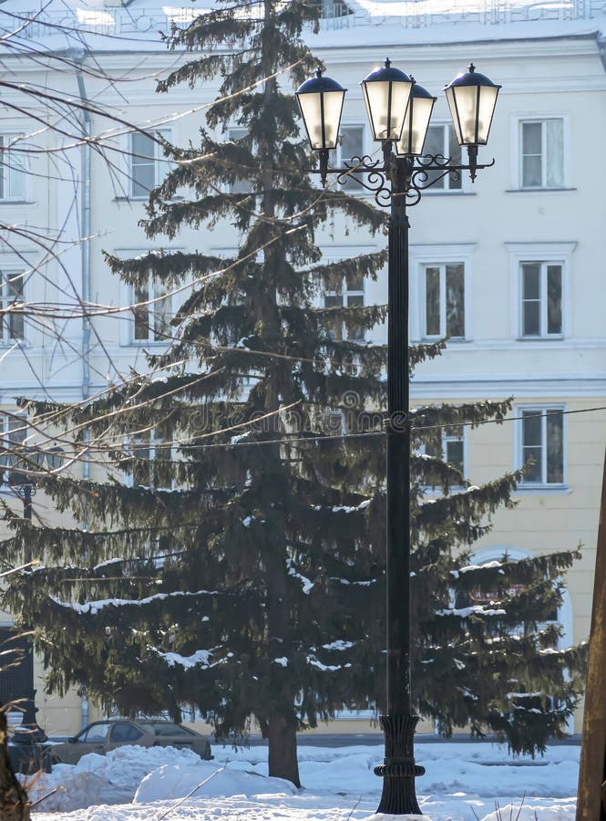Blå grus på stadskorgen bredvid stadslampan arkivbild