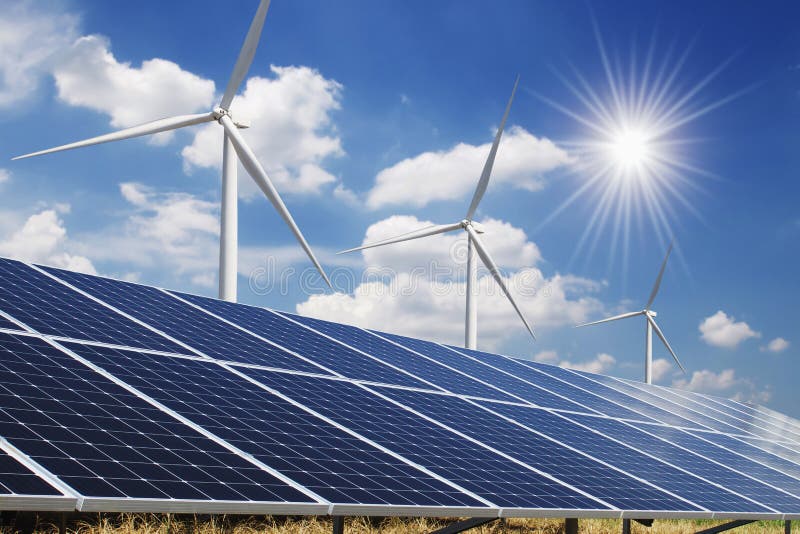 Blå himmel för solpanel- och vindturbin med solbakgrund ren makt för begrepp royaltyfri bild