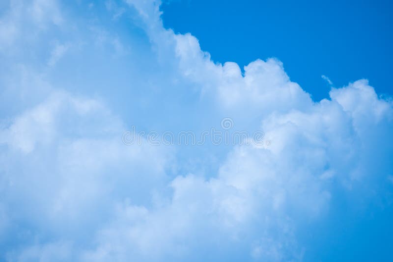 Blå himmel med ljus för frikänd för molnbakgrundsskönhet ljust fotografering för bildbyråer Blå himmel med ljus för frikänd för molnbakgrundsskönhet ljust fotografering för bildbyråer