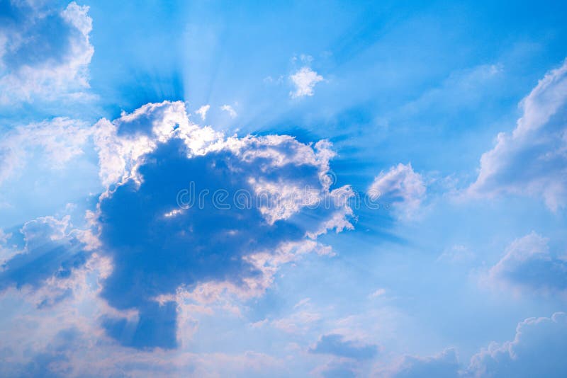Blå himmel med moln och solreflektion arkivfoto Blå himmel med moln och solreflektion arkivfoto
