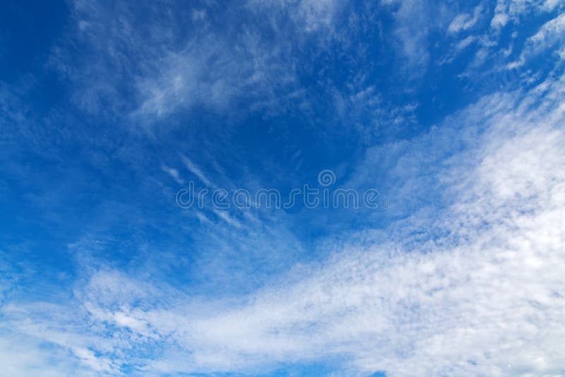 Blå himmel med på hög nivå molnbildande för Cirrocumulus arkivbilder