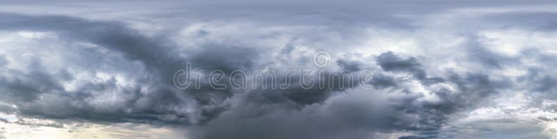 Blå himmel med vackra mörka moln före stormen. sömlös hdri-panorama med 360 graders vinkel och med sans för användning i 3d-grafik arkivfoto
