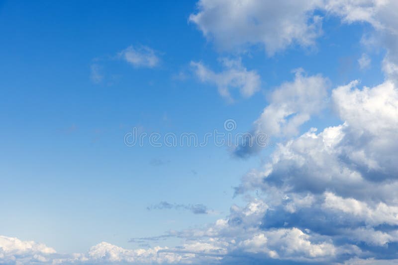Blå himmel med vit molnig bildning på en solig dag. naturligt foto arkivfoto