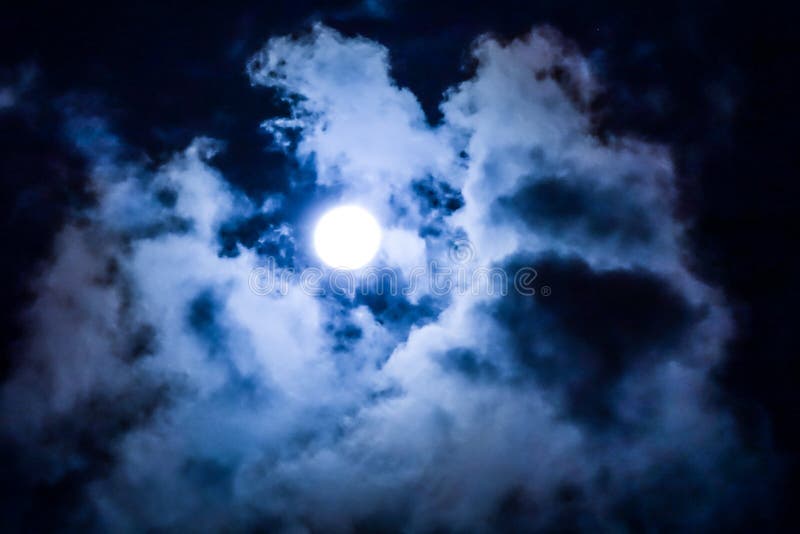 Blå himmel runt om månen på staden royaltyfri foto Blå himmel runt om månen på staden royaltyfri foto