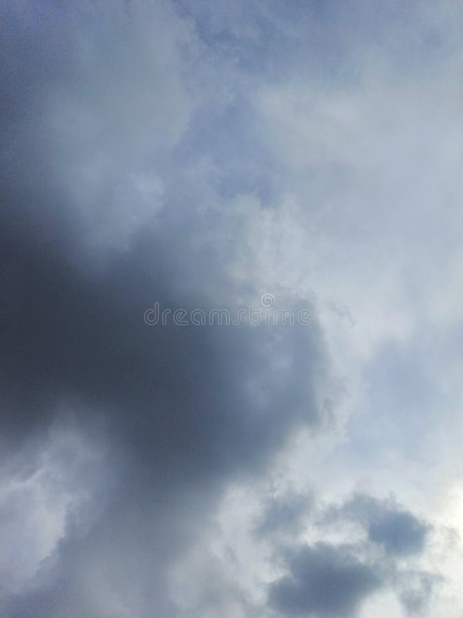 Blå himmel åtföljd av moln arkivbild