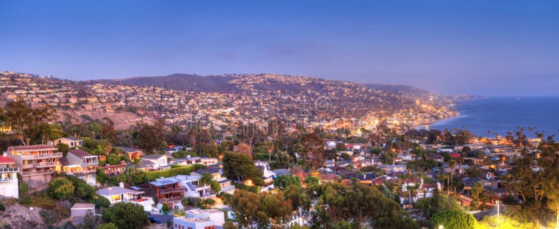 Blå himmel över kustlinjen av Laguna Beach arkivbilder Blå himmel över kustlinjen av Laguna Beach arkivbilder