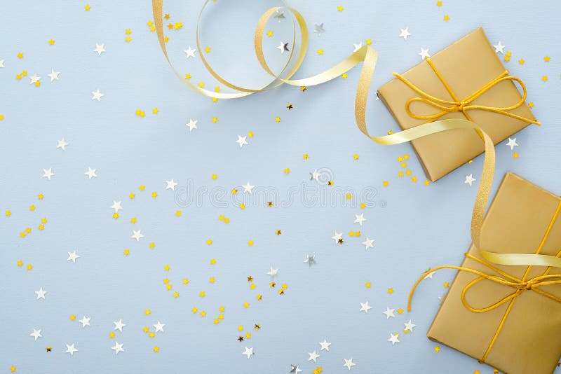 Blå julbakgrund med gyllene presentboxar, band, glitterstjärnor Jul, nyår, vintersemester och födelsedag royaltyfria foton Blå julbakgrund med gyllene presentboxar, band, glitterstjärnor Jul, nyår, vintersemester och födelsedag royaltyfria foton