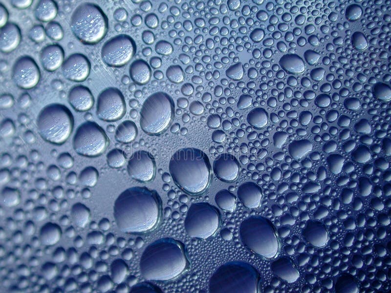Blå kondensation tappar vatten