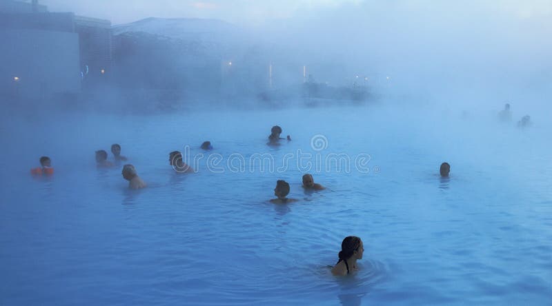 Blå lagun med badare på den Reykjavik halvön royaltyfria bilder Blå lagun med badare på den Reykjavik halvön royaltyfria bilder