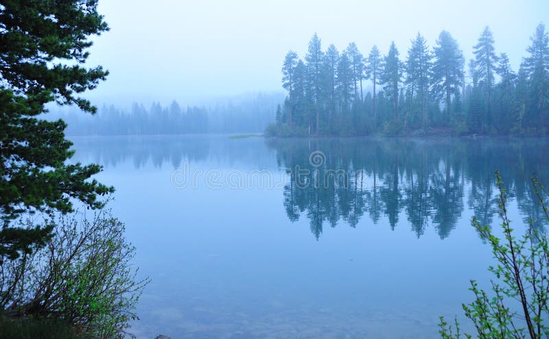 blå lakemorgon fotografering för bildbyråer blå lakemorgon fotografering för bildbyråer