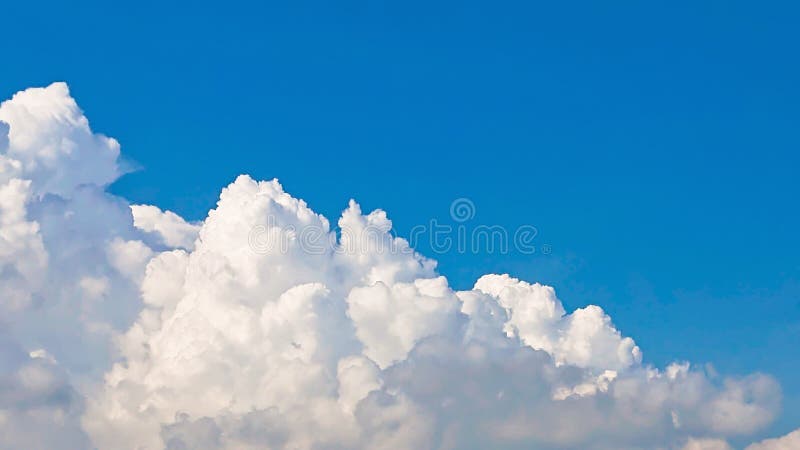 Blå molnbakgrund för himmel Härliga stora moln och ljust landskap för blå himmel royaltyfria foton